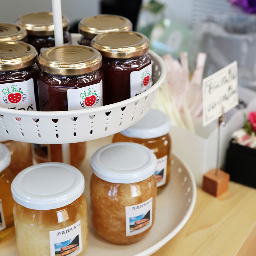 フレッシュ苺ジャムと地元産蜂蜜